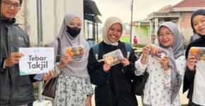 LAZ Rumah Peduli Umat menyalurkan takjil untuk warga yang berpuasa di Desa Mekarmukti, Kecamatan Cihampelas, Kabupaten Bandung Barat