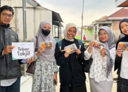 LAZ Rumah Peduli Umat menyalurkan takjil untuk warga yang berpuasa di Desa Mekarmukti, Kecamatan Cihampelas, Kabupaten Bandung Barat