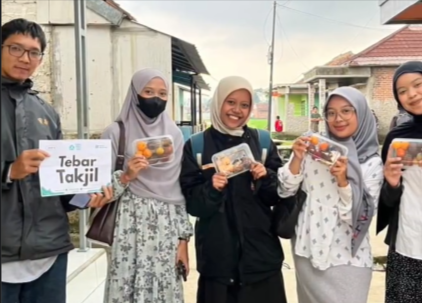 LAZ Rumah Peduli Umat menyalurkan takjil untuk warga yang berpuasa di Desa Mekarmukti, Kecamatan Cihampelas, Kabupaten Bandung Barat