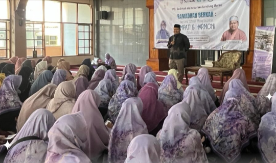 Kegiatan santunan Ramadhan untuk yatim dhuafa dan arromil oleh PD Salimah KBB bersama LAZ Rumah Peduli Umat di Masjid Al-Ihsan Padalarang Bandung Barat