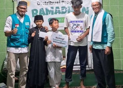 LAZ Rumah Peduli Umat dan Lembaga Filantra menyerahkan santunan kepada santri penghafal Qur'an di RYD RPU 1 Cikalongwetan, Kabupaten Bandung Barat