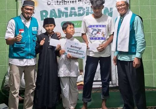LAZ Rumah Peduli Umat dan Lembaga Filantra menyerahkan santunan kepada santri penghafal Qur'an di RYD RPU 1 Cikalongwetan, Kabupaten Bandung Barat
