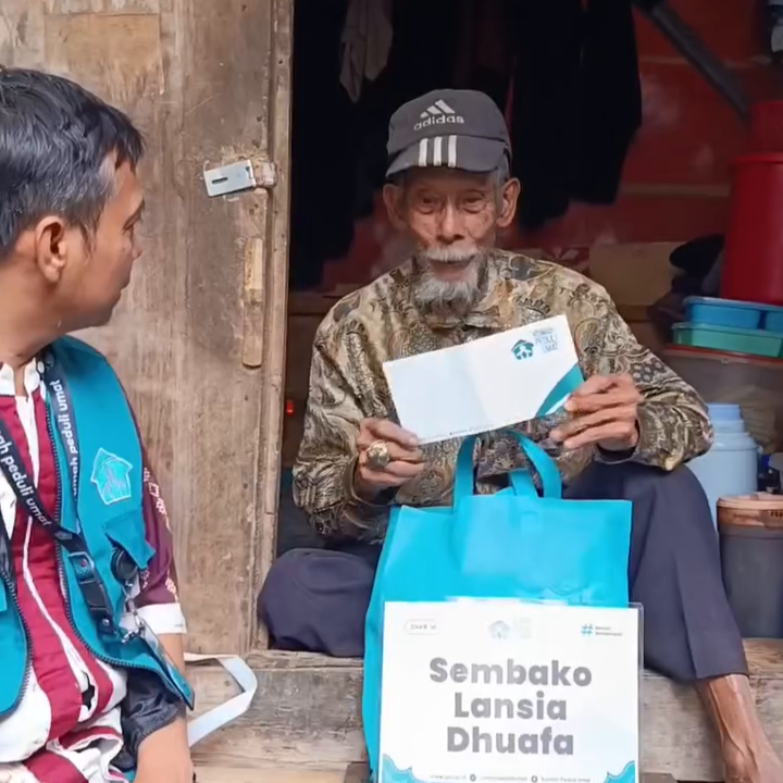 LAZ Rumah Peduli Umat menyalurkan santunan dan sembako untuk lansia dhuafa di Desa Mekarsari, Ngamprah, Kabupaten Bandung Barat