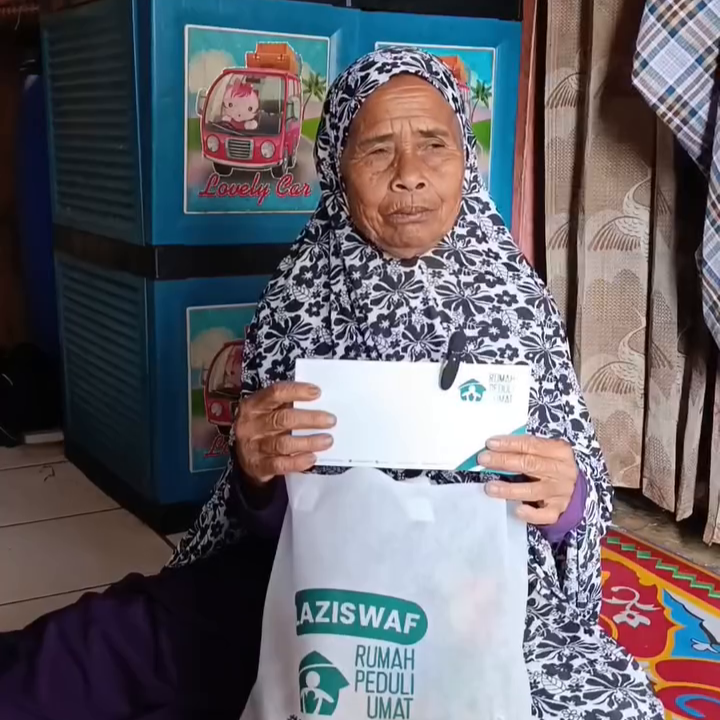 Ekspresi bahagia lansia dhuafa Desa Mekarsari Ngamprah KBB saat menerima santunan dan sembako dari LAZ Rumah Peduli Umat