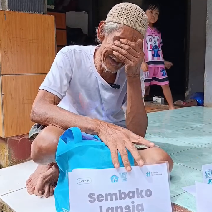 Tim LAZ Rumah Peduli Umat bersama lansia dhuafa penerima manfaat di Desa Mekarsari, Ngamprah, Kabupaten Bandung Barat