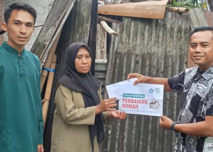 Tim LAZ Rumah Peduli Umat menyerahkan bantuan kemanusiaan kepada lansia Ibu Liyah di Desa Citakem, Cipongkor, Bandung Barat