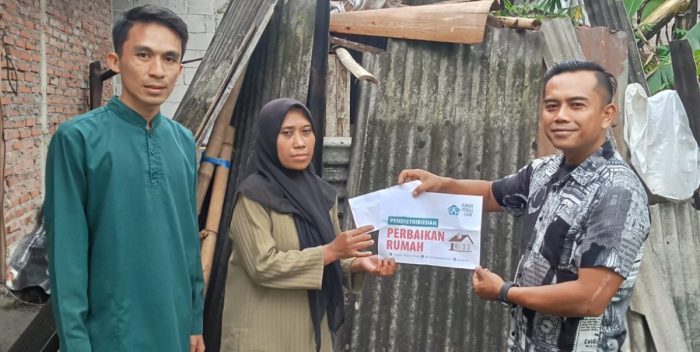 Tim LAZ Rumah Peduli Umat menyerahkan bantuan kemanusiaan kepada lansia Ibu Liyah di Desa Citakem, Cipongkor, Bandung Barat