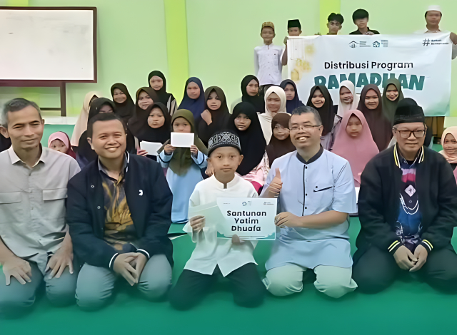 LAZ Rumah Peduli Umat dan Lembaga Filantra menyerahkan santunan kepada santri penghafal Qur'an di RYD RPU 1 Cikalongwetan, Kabupaten Bandung Barat