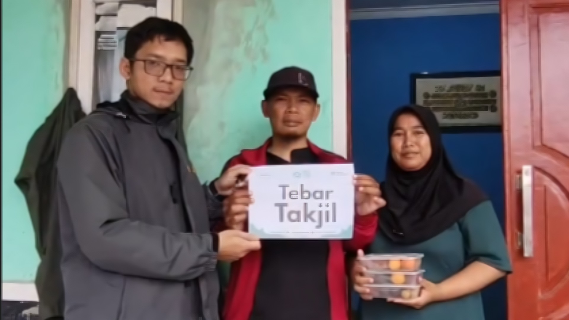 Warga Desa Mekarmukti Cihampelas Bandung Barat menerima takjil dari LAZ Rumah Peduli Umat saat Ramadhan